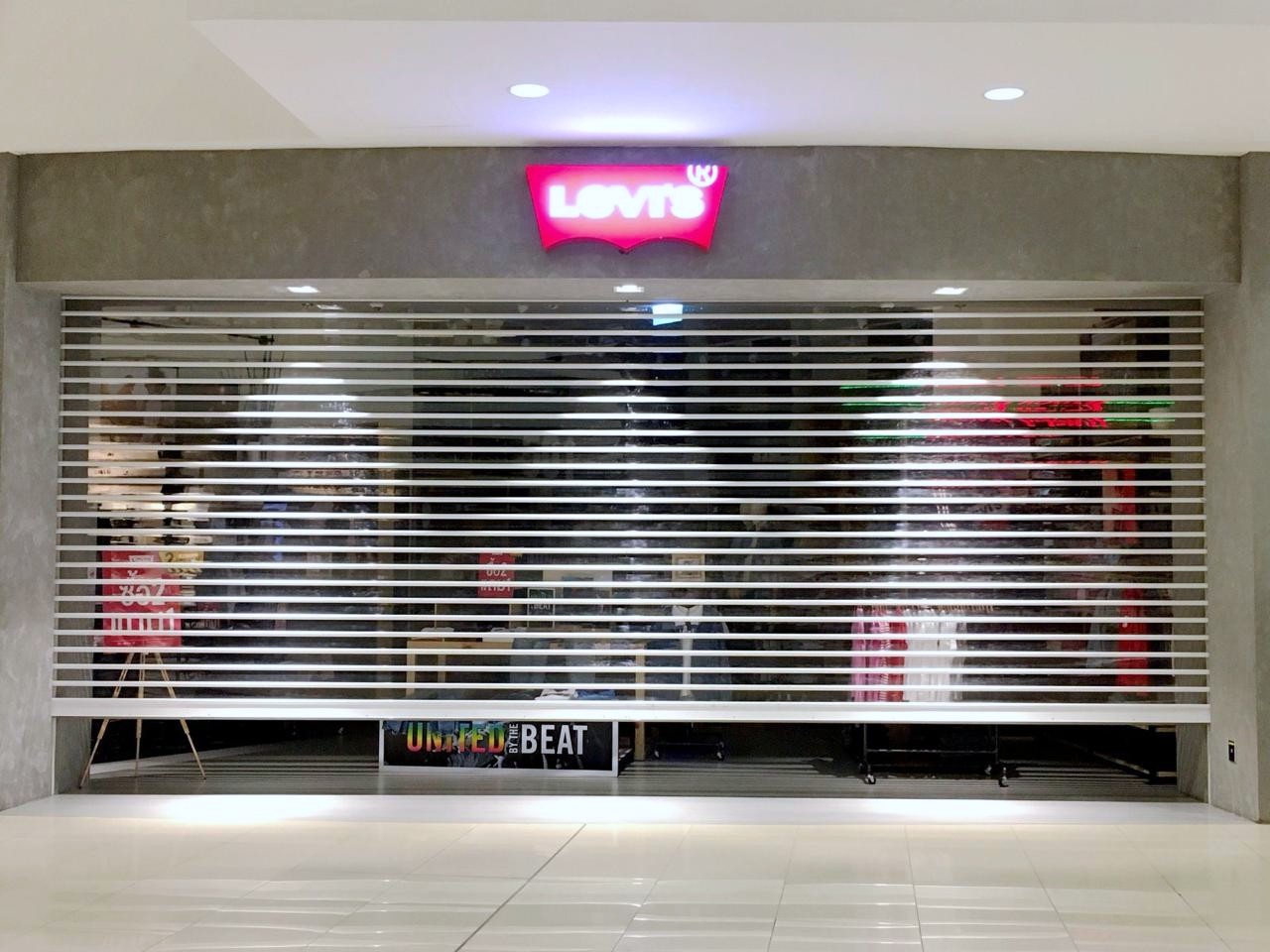 Studi kasus pemasangan rolling door polycarbonate Levis